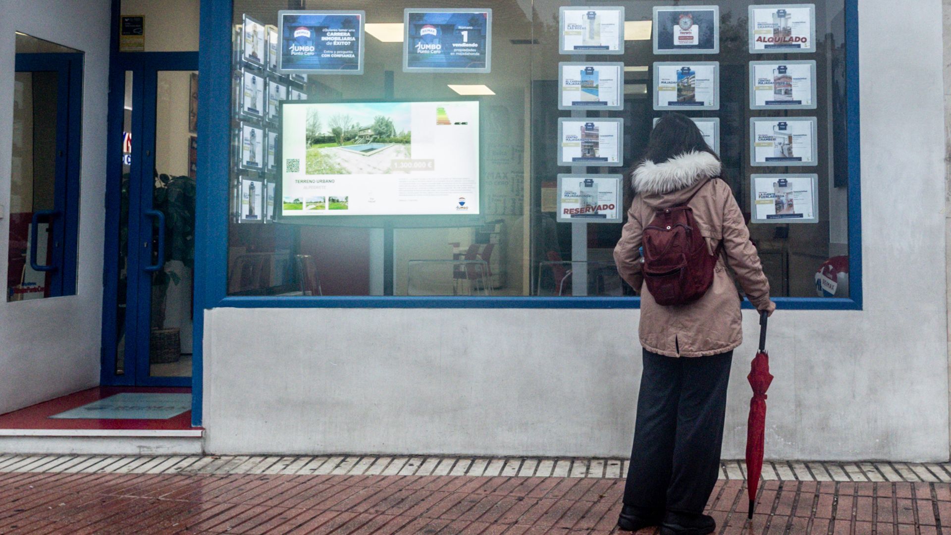 Una mujer observa ofertas de una inmobiliaria