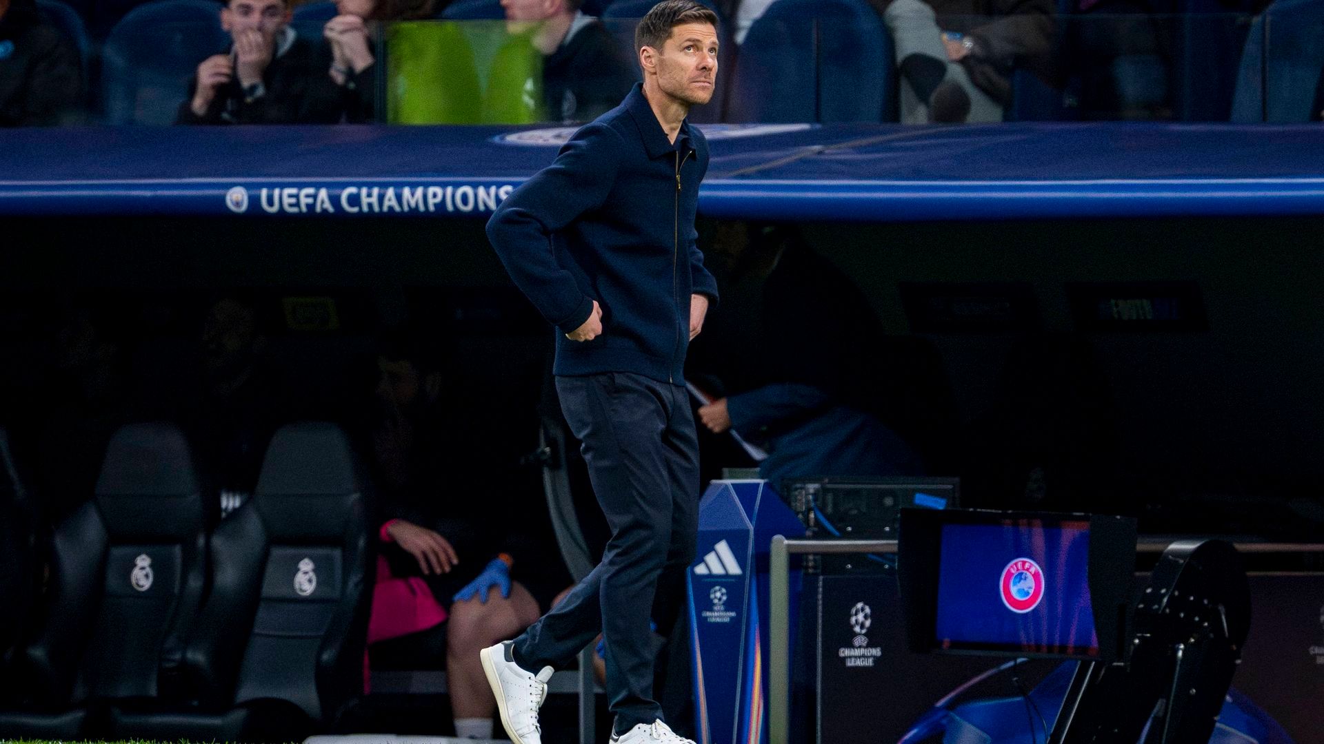 Xabi Alonso, pensativo durante el partido ante el Manchester City Xabi Alonso, pensativo durante el partido ante el Manchester City