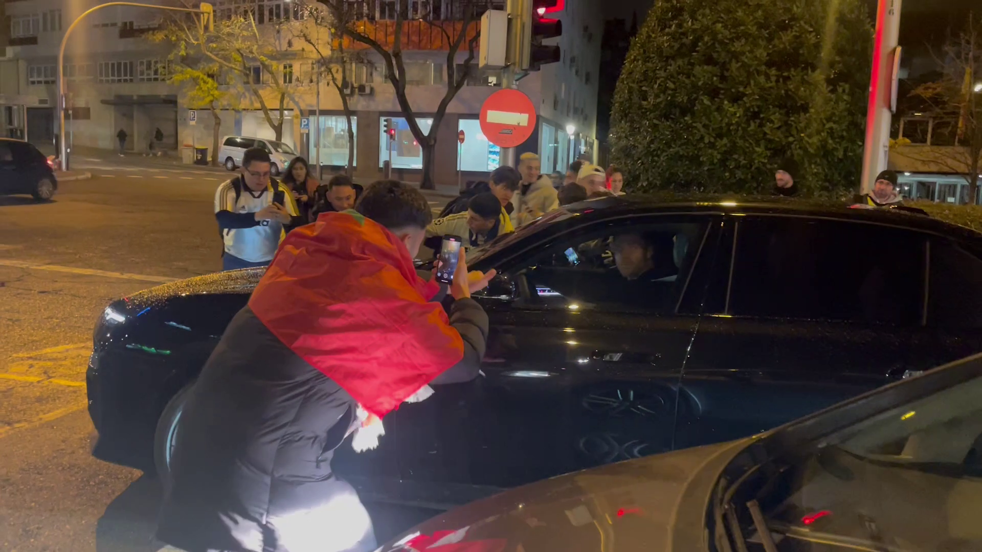 Xabi Alonso sale del Bernabéu rodeado de aficionados Xabi Alonso sale del Bernabéu rodeado de aficionados