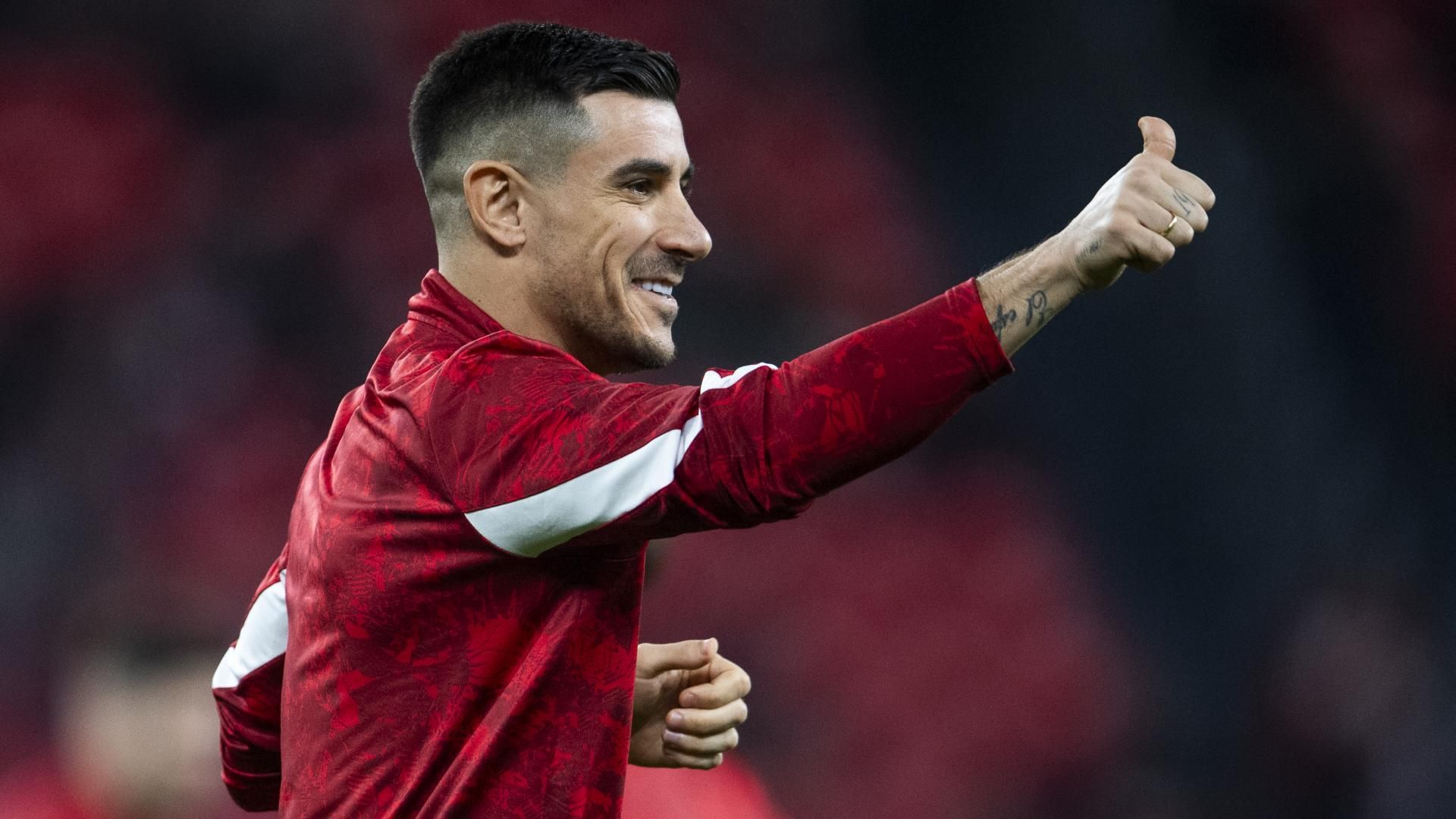 Yuri Berchiche saluda antes de jugar en San Mamés