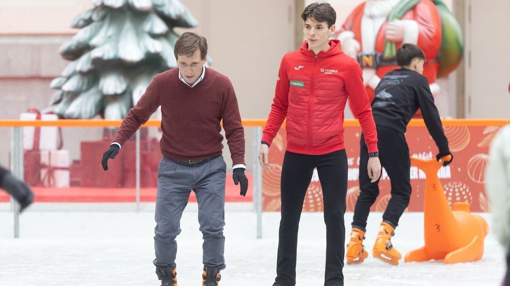 Almeida se atreve con los patines en la pista de hielo instalada en el Palacio de Cibeles: "Creamos una atmósfera navideña"