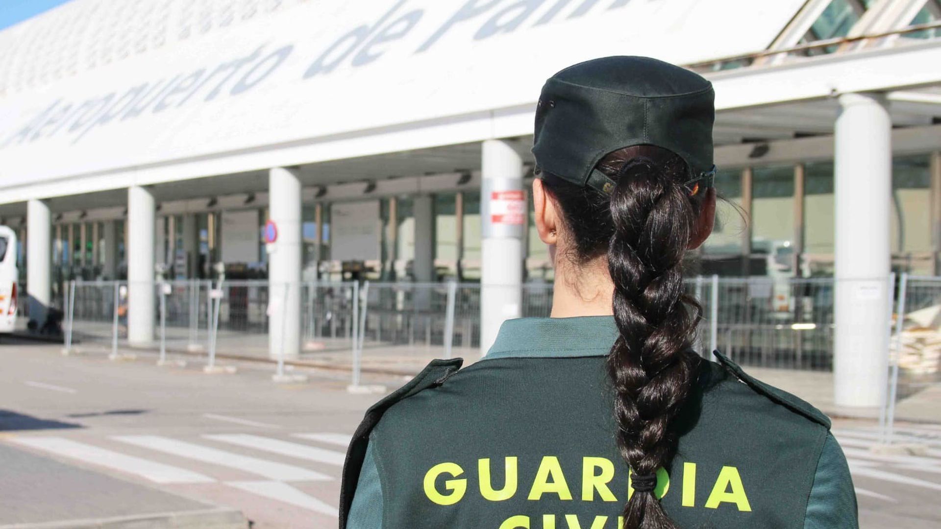 Archivo - Guardia Civil en el aeropuerto de Palma