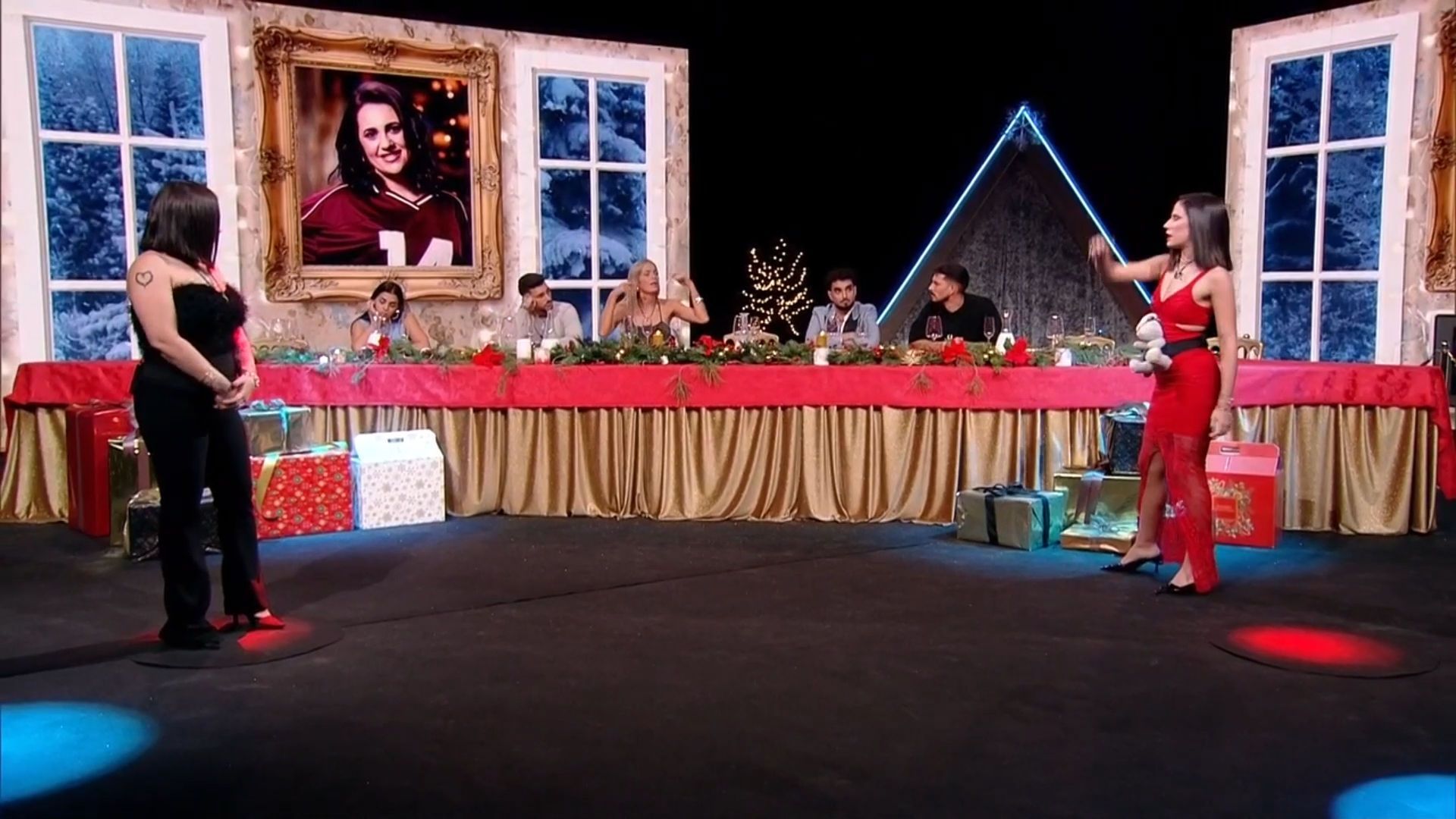 Aroa se despacha a gusto con algunos compañeros antes de salir de la casa