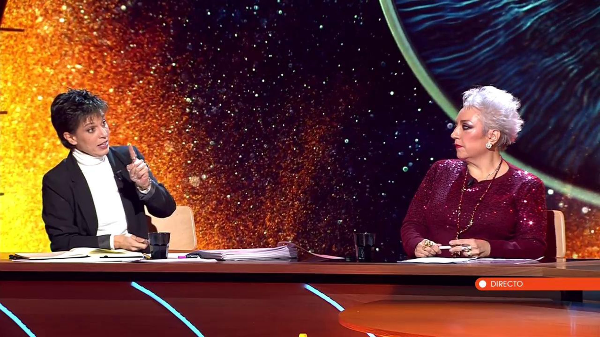 Beatriz Talegón junto a María Martín Romero, presidenta de la Asociación La Volaera