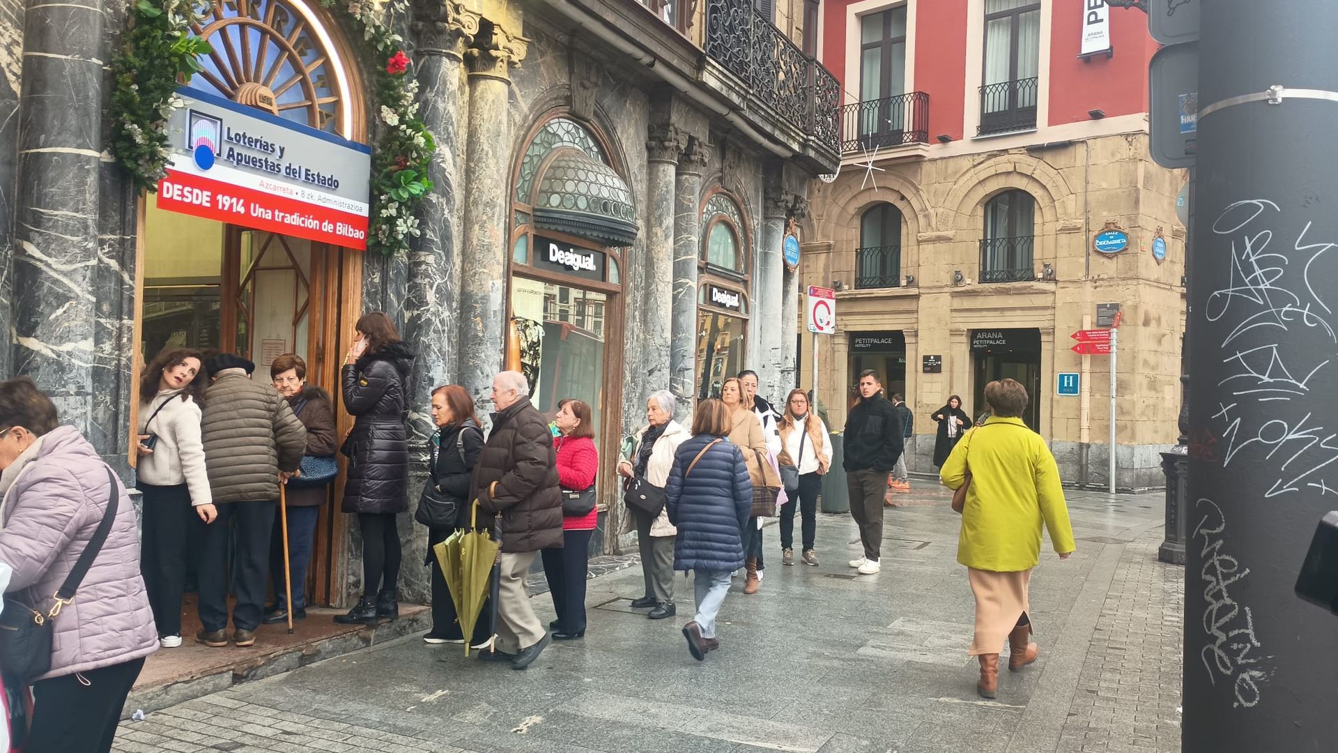 Bilbaínos haciendo cola ante la mítica administración Azcarreta, del Casco Viejo