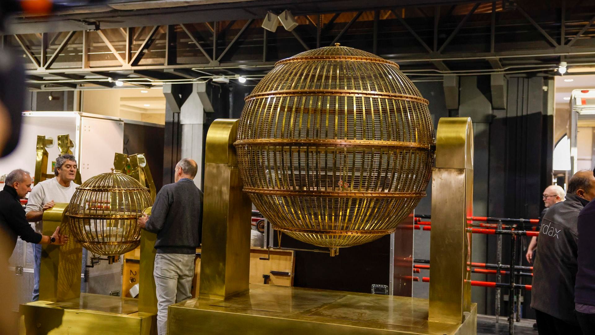 Bombos del Sorteo de Navidad llegando al Teatro Real