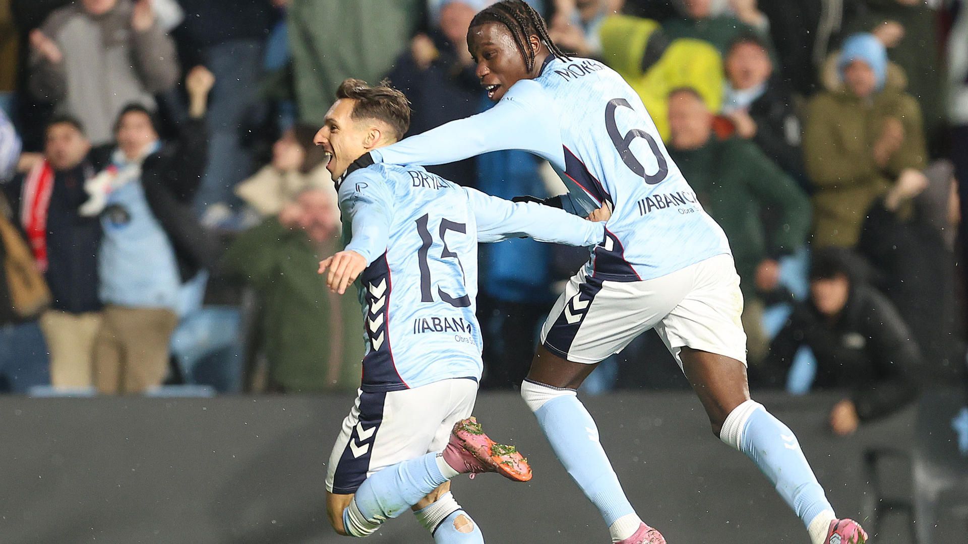 Bryan Zaragoza celebra su gol ante el Bolonia