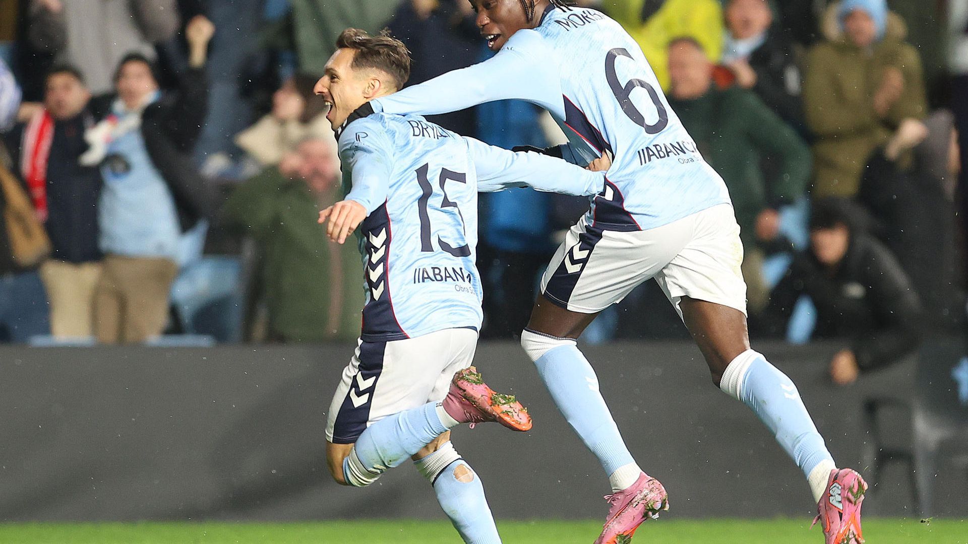Bryan Zaragoza celebra su gol ante el Bolonia