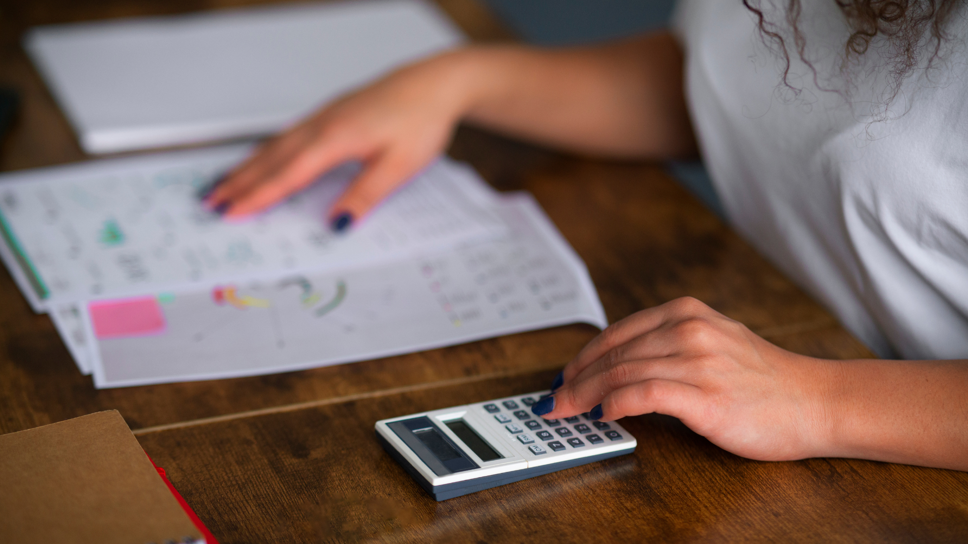 Contar con un presupuesto, un fondo de emergencia y evitar el crédito fácil