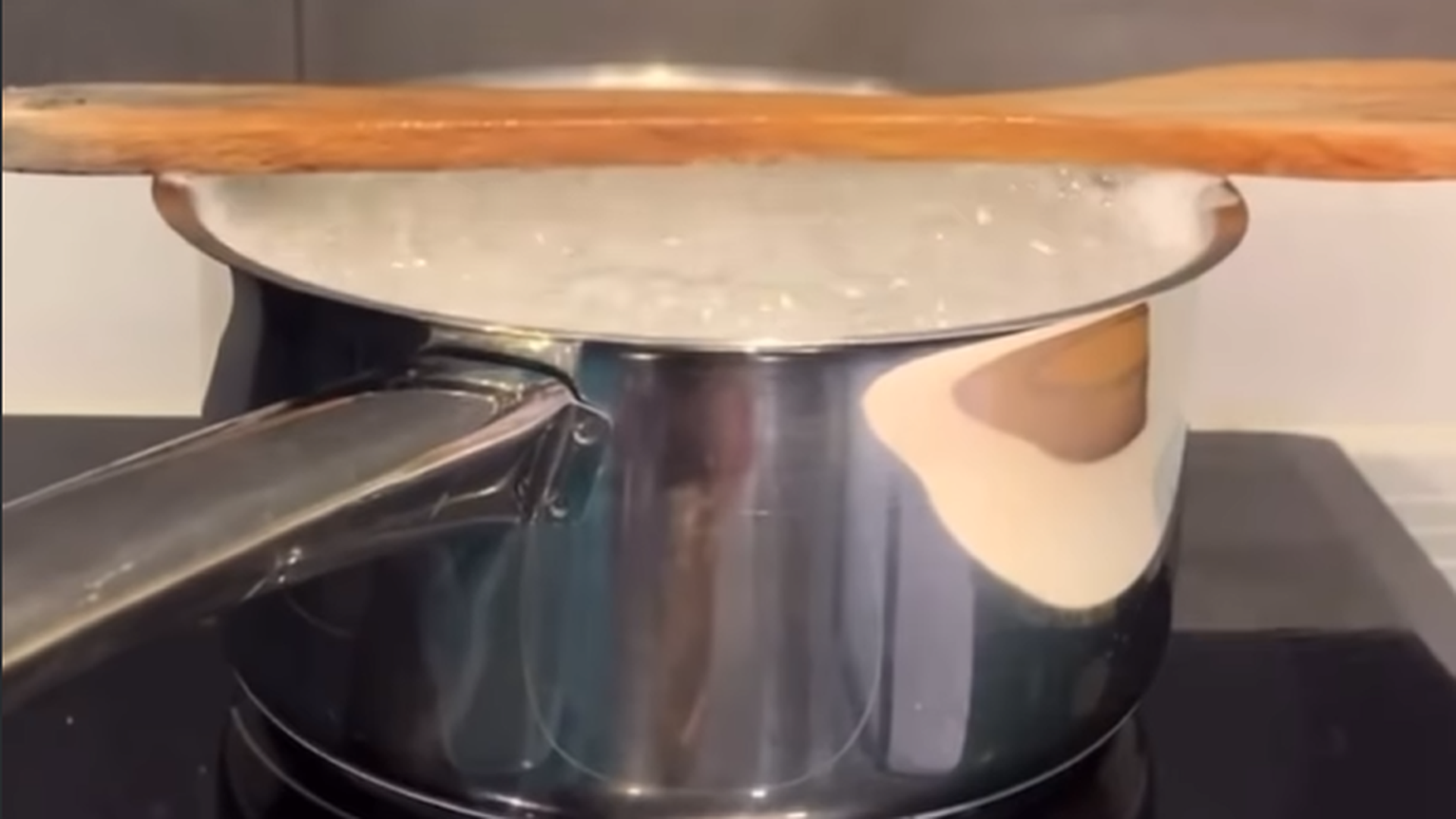 Cuchara de madera sobre olla en ebullición Cuchara de madera sobre olla en ebullición