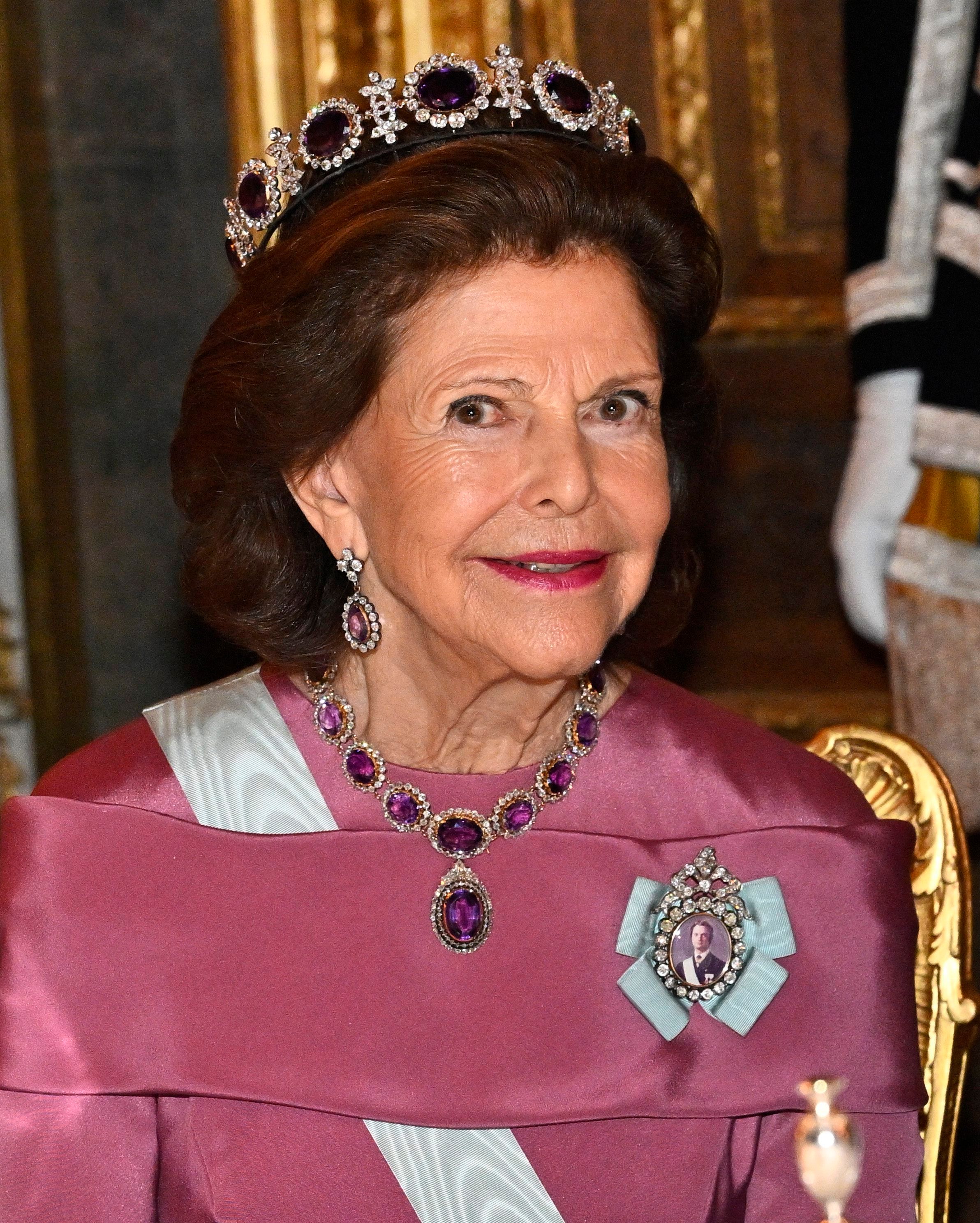 La reina Silvia, con tiara de amatistas