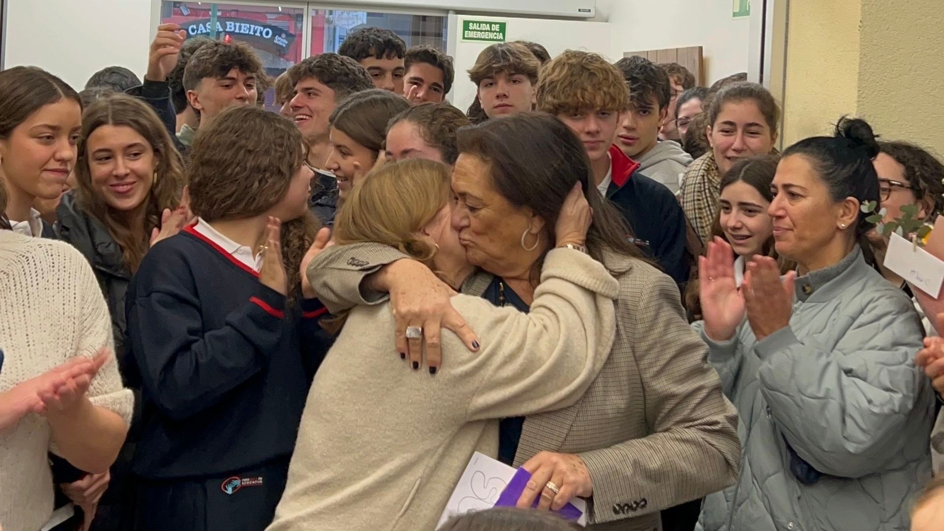 Despedida entre abrazos