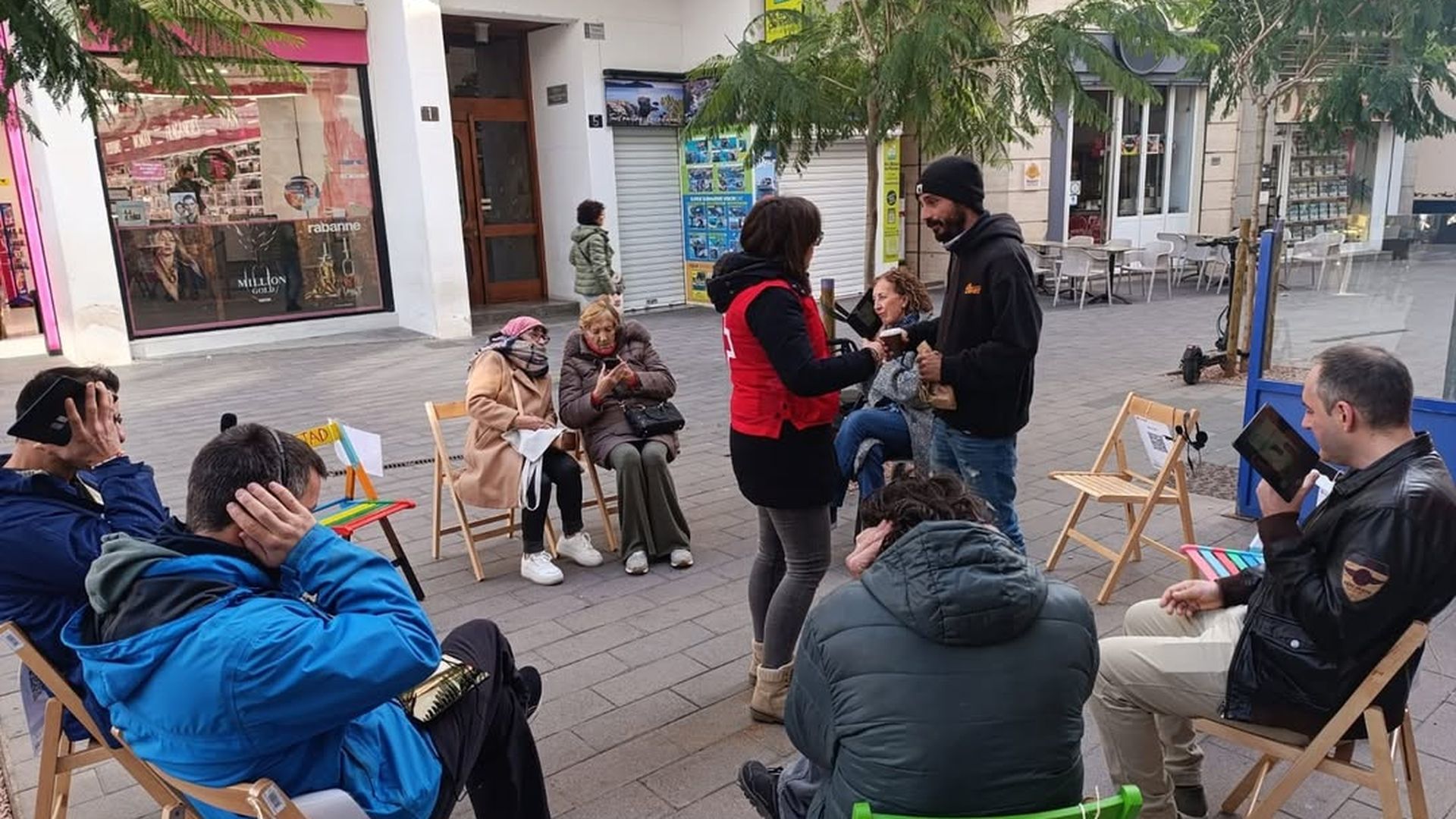 Diez sillas, diez historias: relatos reales para 'escuchar a la soledad' no deseada en Roses