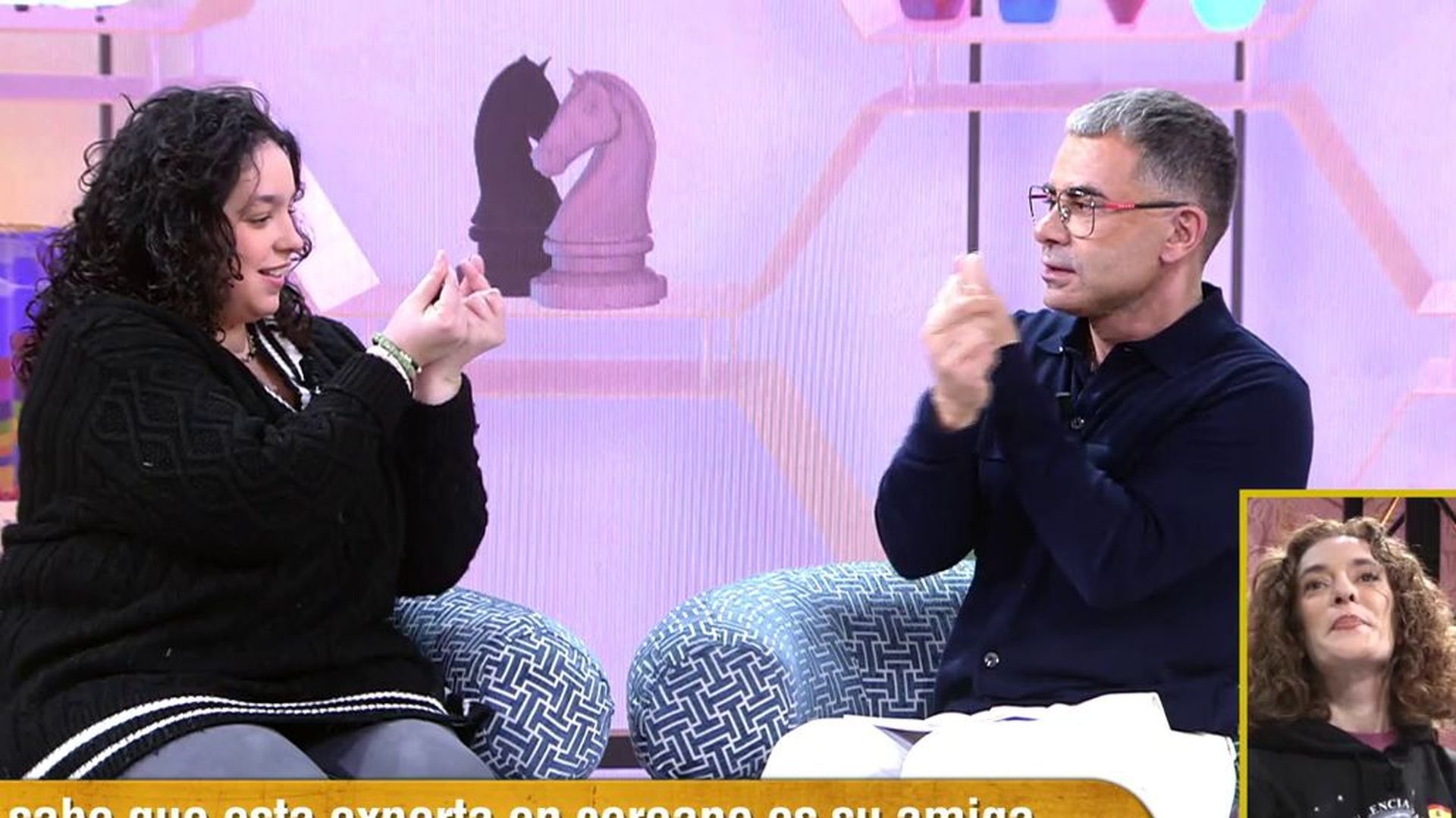 Dos fans del K-pop se conocen por primera vez y se lanzan un mensaje en coreano