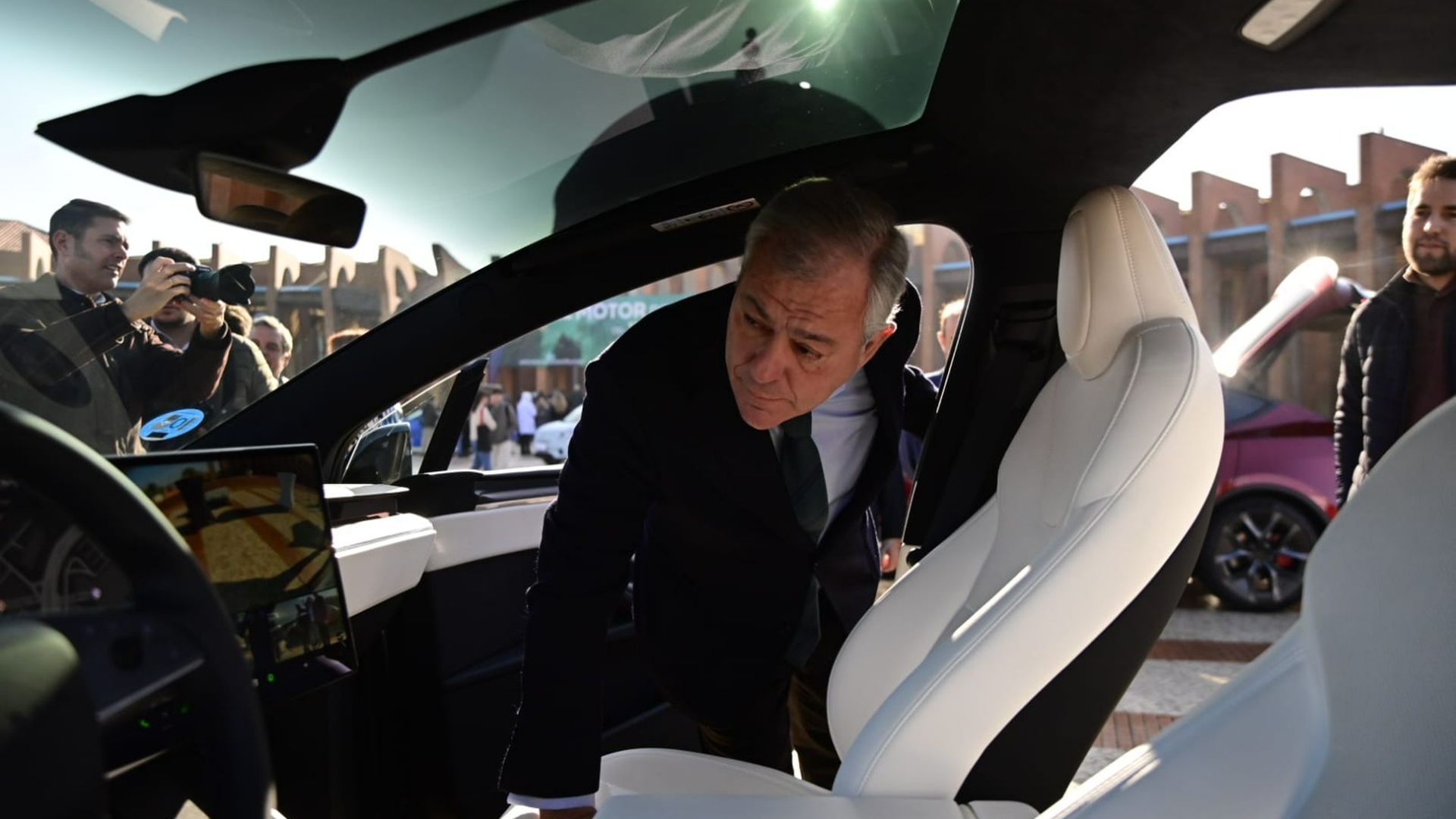 El alcalde de Sevilla, José Luis Sanz, en el Salón del Motor 2025