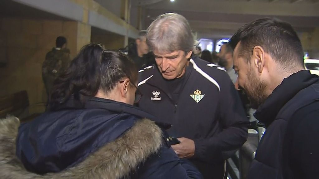La alegría del Betis tras acercar el pase en la Europa League con baño de masas para Pellegrini