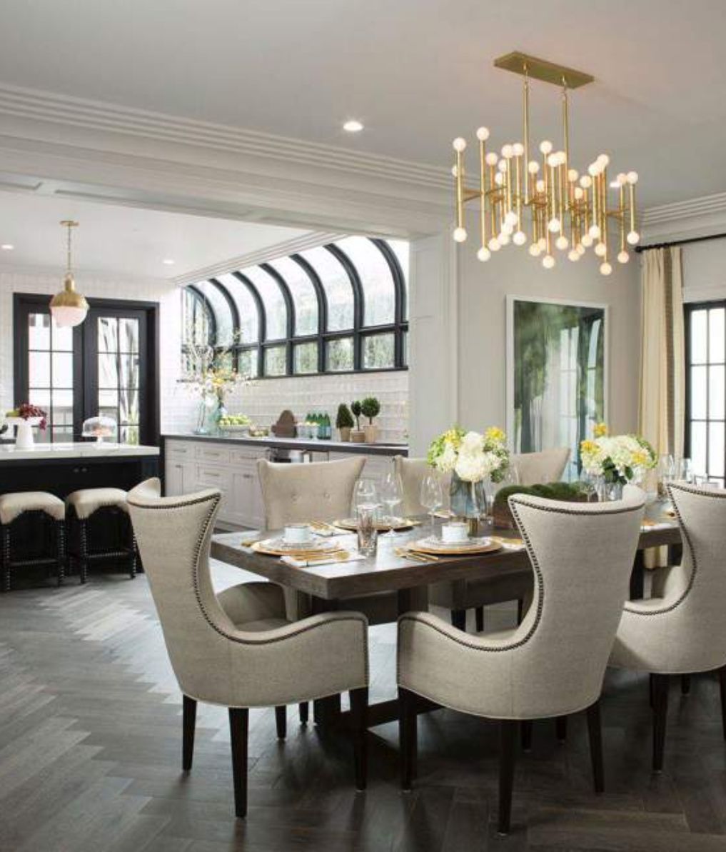 El comedor y la cocina están conectados