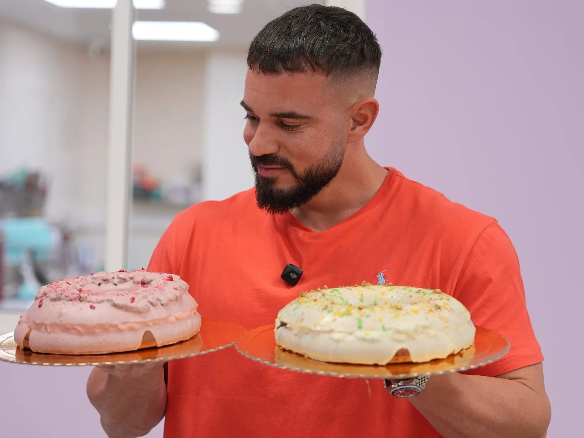 El influencer @cenandoconpablo posa con los dos roscones que ha elaborado junto a @dulce_emy_