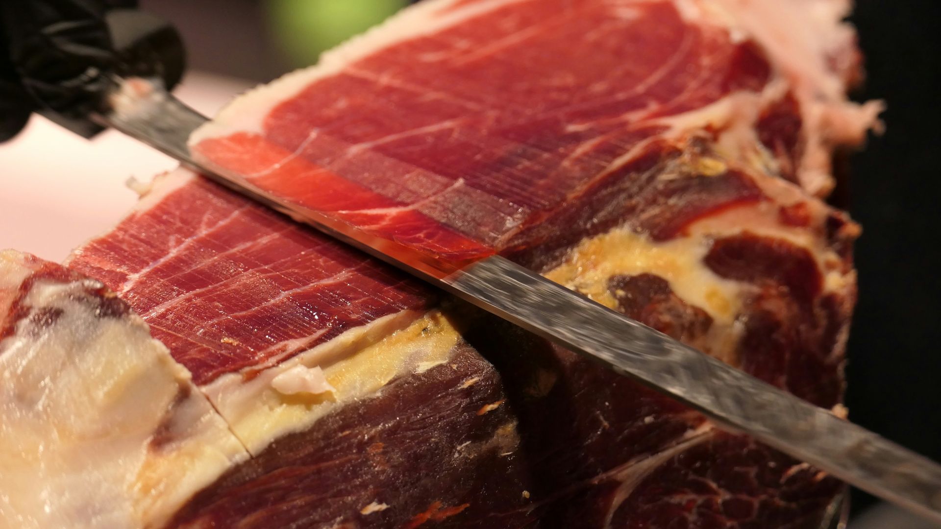 El jamón ibérico es uno de los producto de la gastronomía española más demandados dentro y fuera de nuestras fronteras. El jamón ibérico es uno de los producto de la gastronomía española más demandados dentro y fuera de nuestras fronteras.