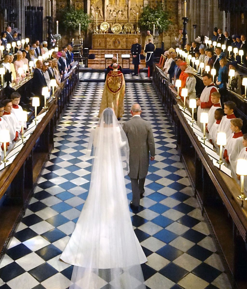 El rey Carlos III acompañando a Meghan Markle al altar