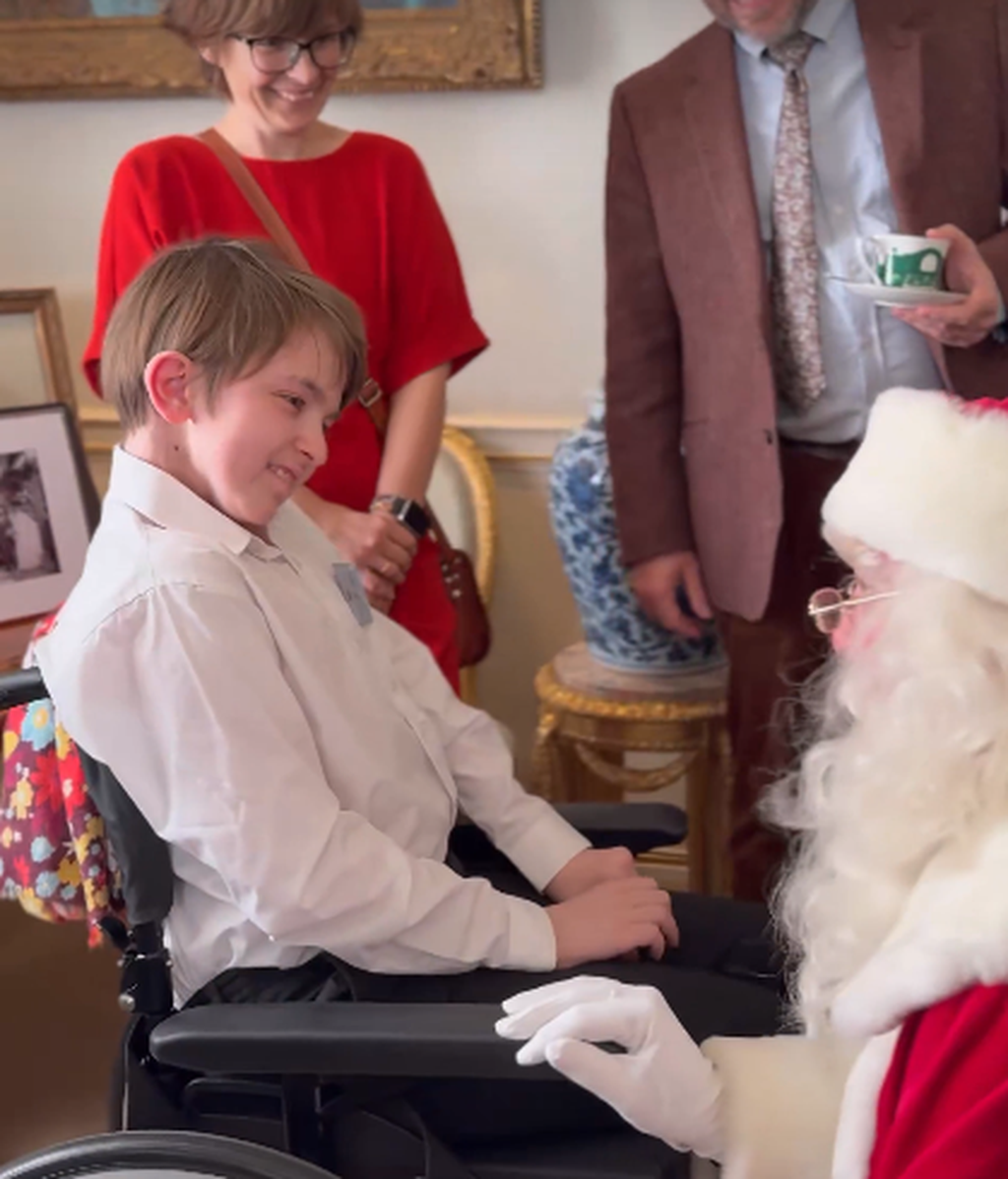 Este pasado 11 de diciembre en la fiesta de Navidad con la imagen de la boda de fondo, a la izquierda