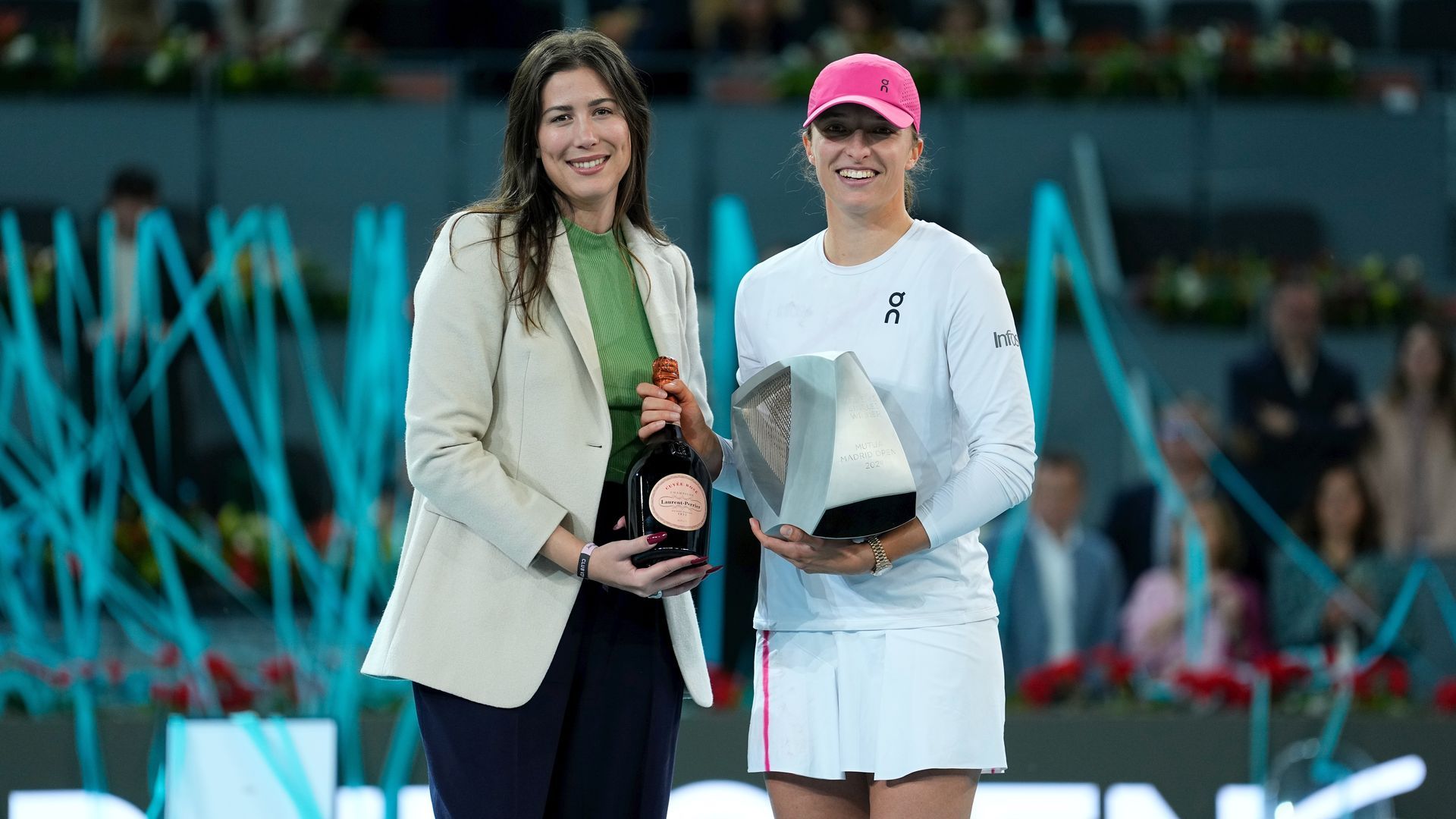 Garbiñe Muguruza entregando el premio del Mutua Madrid Open a Iga Swiatek
