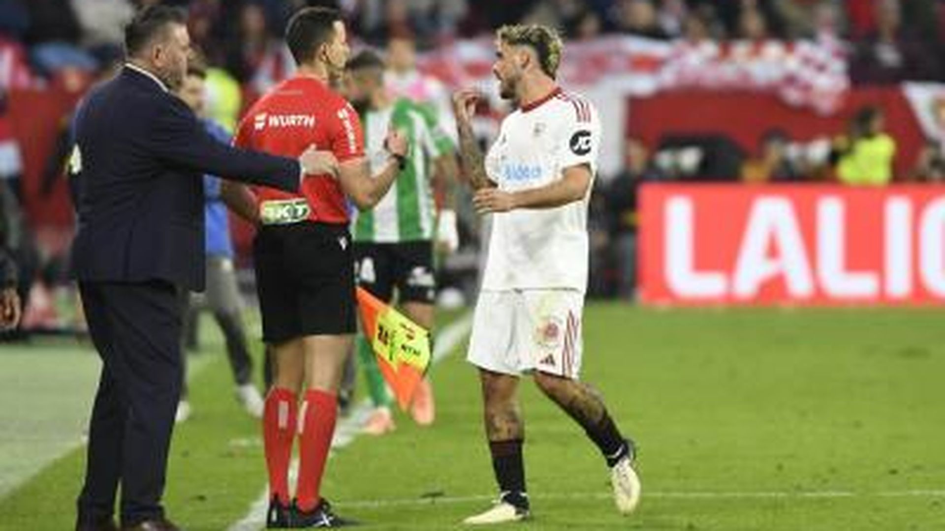 Isaac Romero, expulsado ante el Betis.