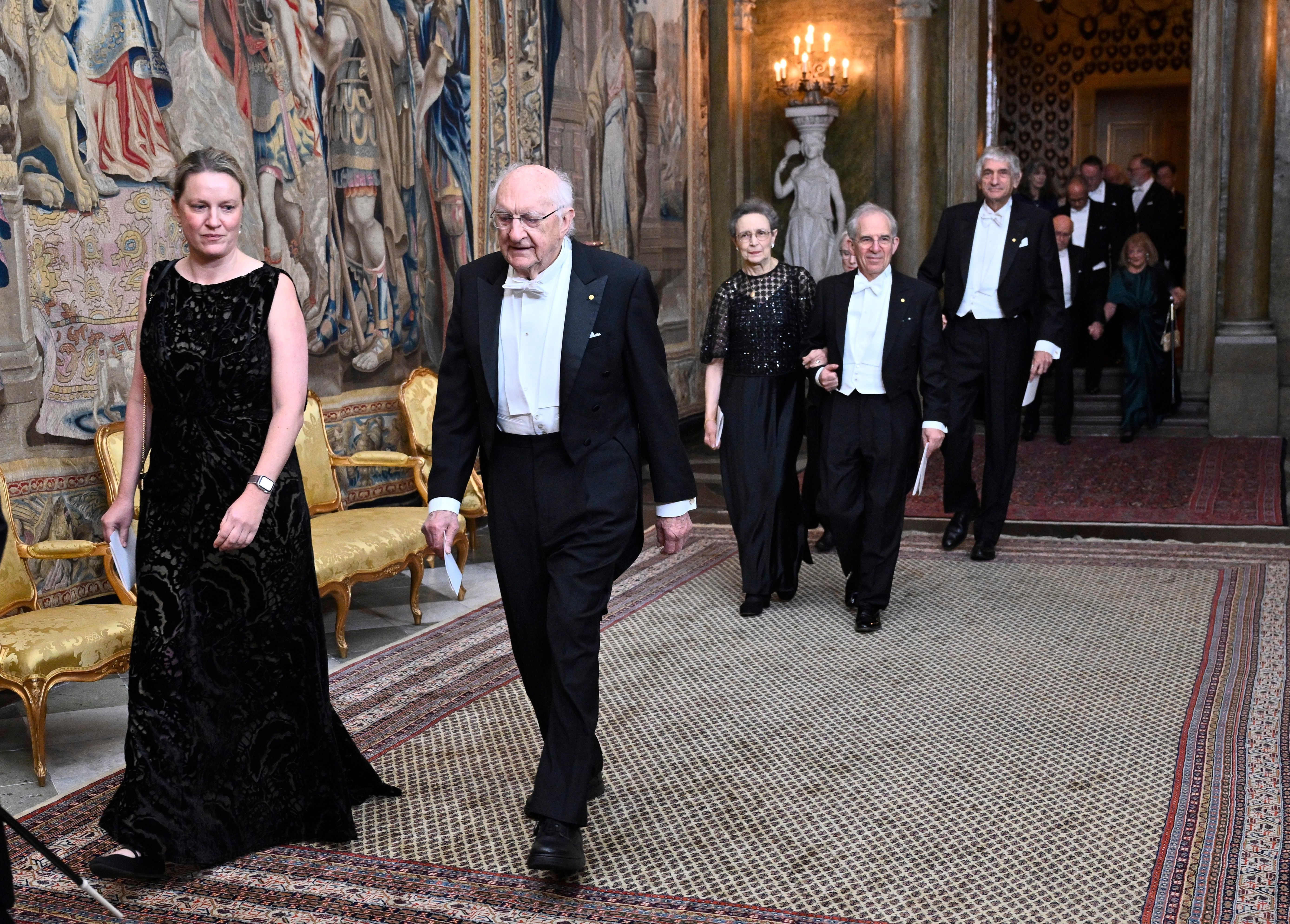 El premio Nobel de física John Clarke  y su acompañante