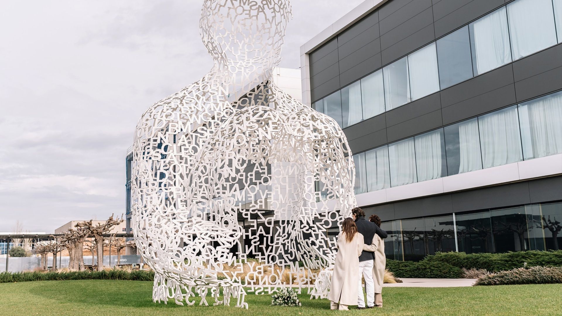 Jonathan, Judith y Sarah, reunidos en Mango para el homenaje a su padre
