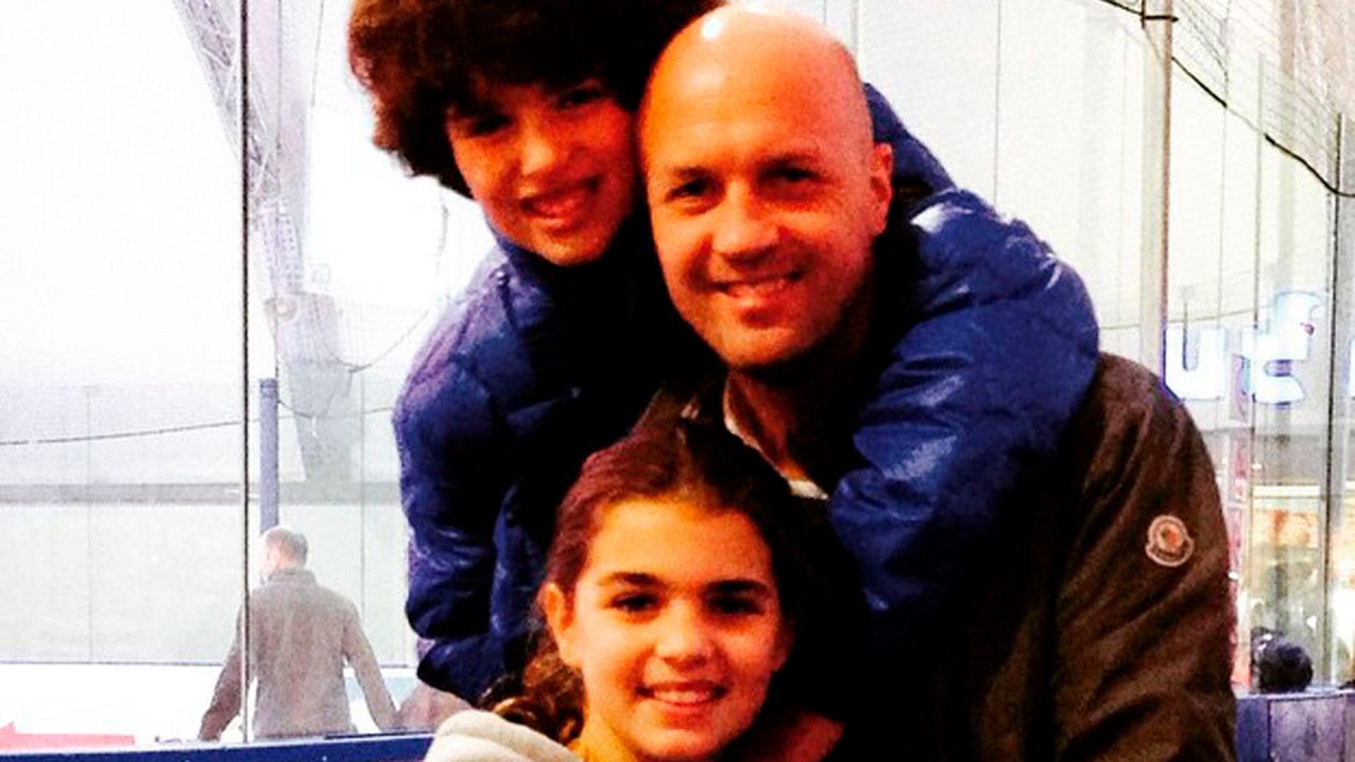 Jordi Cruyff y sus dos hijos