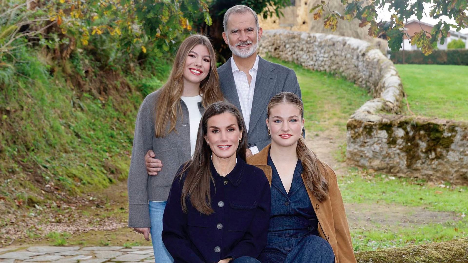 La felicitación navideña de los reyes y sus hijas