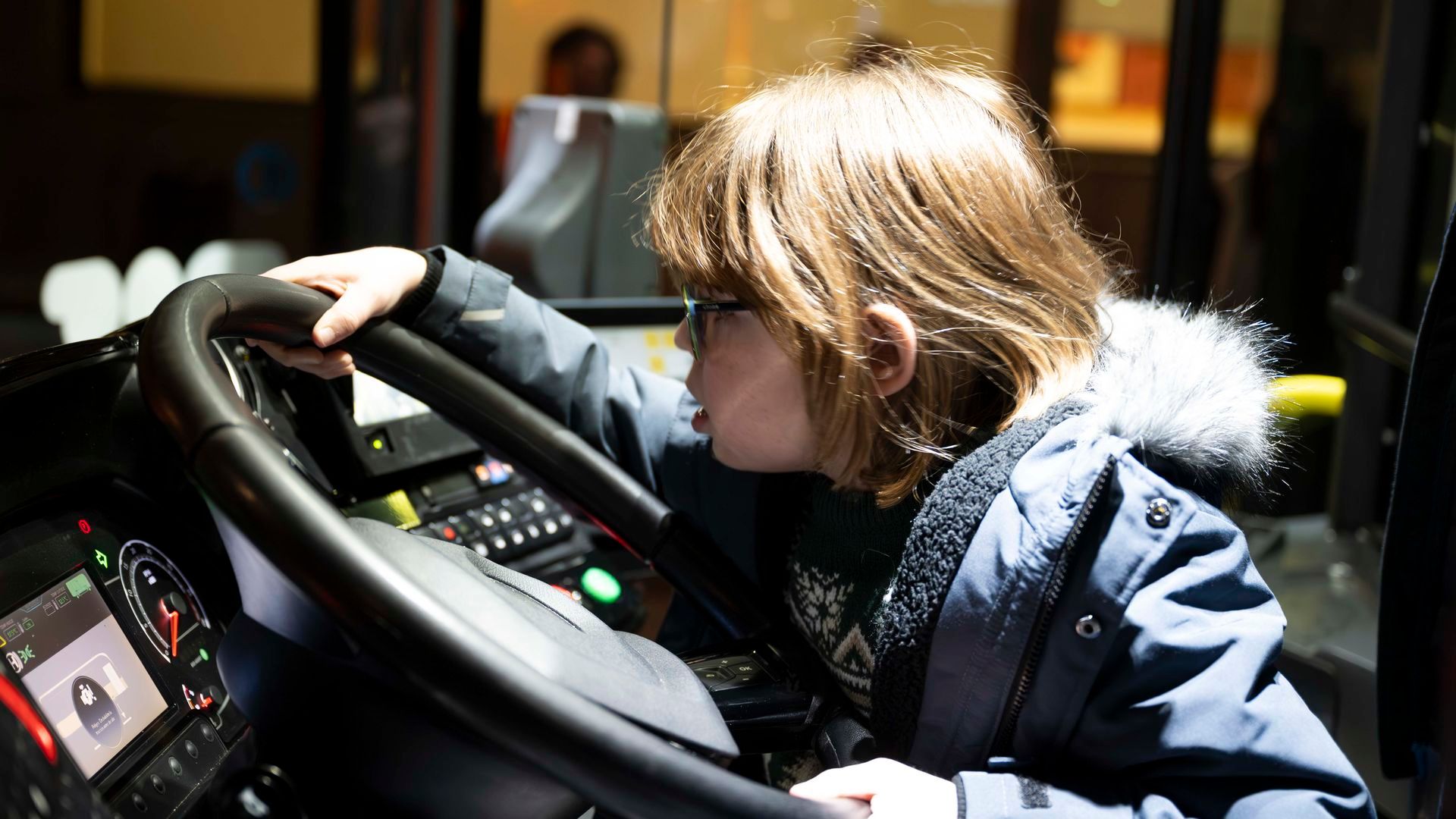 La preciosa iniciativa del Hospital Gregorio Marañón y la EMT para que los pacientes más pequeños vean las luces de Navidad de Madrid: “Voy a ver a Papá Noel”
