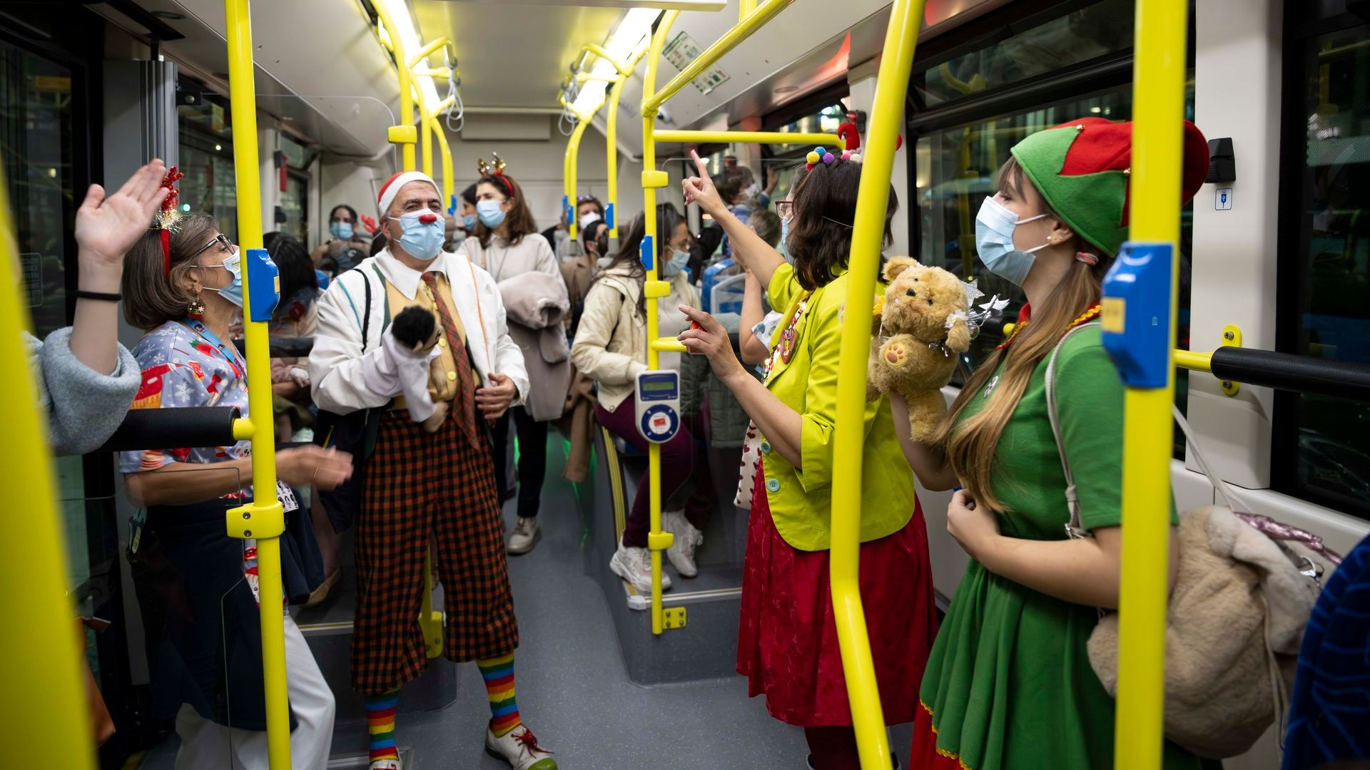 La preciosa iniciativa del Hospital Gregorio Marañón y la EMT para que los pacientes más pequeños vean las luces de Navidad de Madrid: “Voy a ver a Papá Noel”