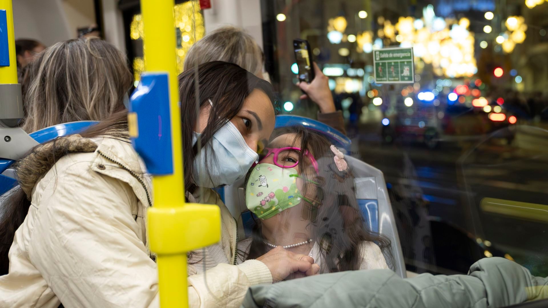 La preciosa iniciativa del Hospital Gregorio Marañón y la EMT para que los pacientes más pequeños vean las luces de Navidad de Madrid: “Voy a ver a Papá Noel”