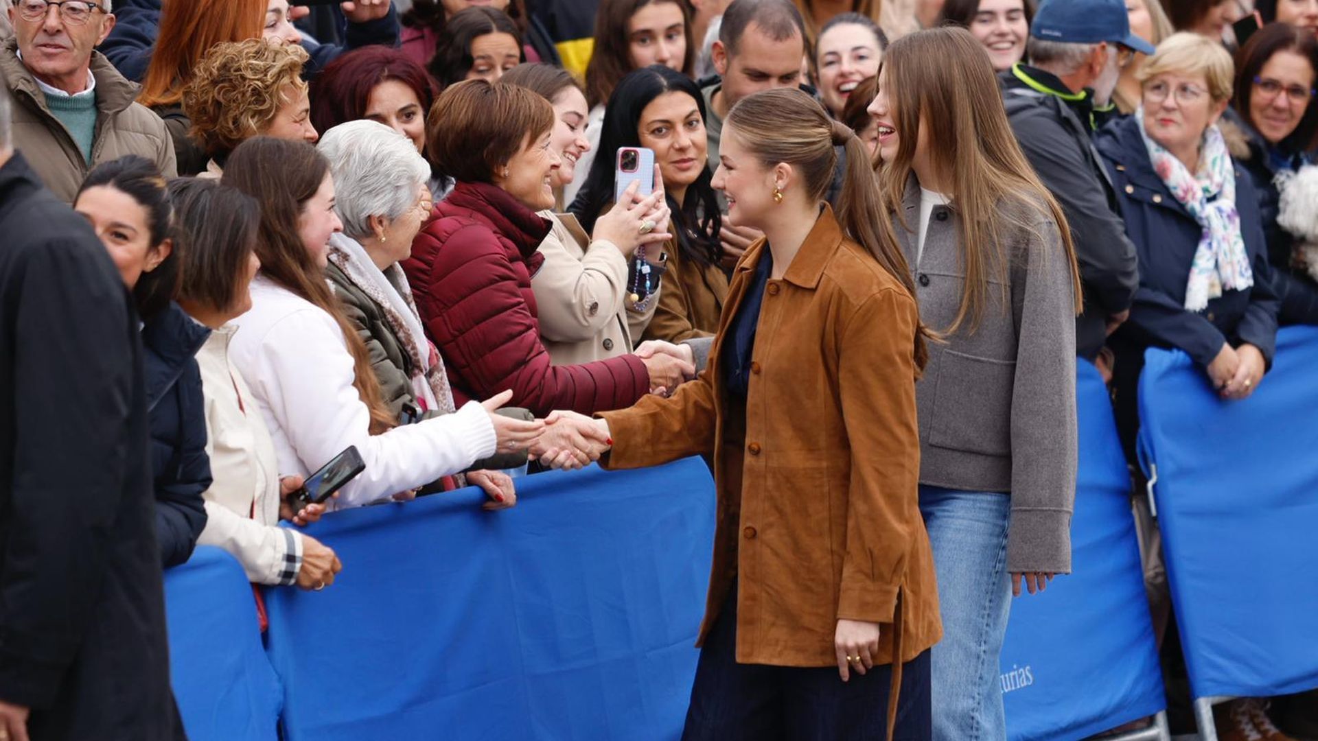 La princesa Leonor y la infanta Sofía saludando a los ciudadanos de Valdesoto La princesa Leonor y la infanta Sofía saludando a los ciudadanos de Valdesoto