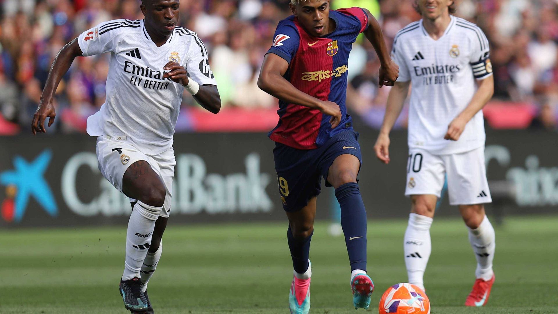 Lamine Yamal y Vinicius disputan un balón Lamine Yamal y Vinicius disputan un balón