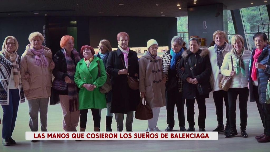 Las costureras de Balenciaga lloran en un homenaje que reconoce sus manos de oro