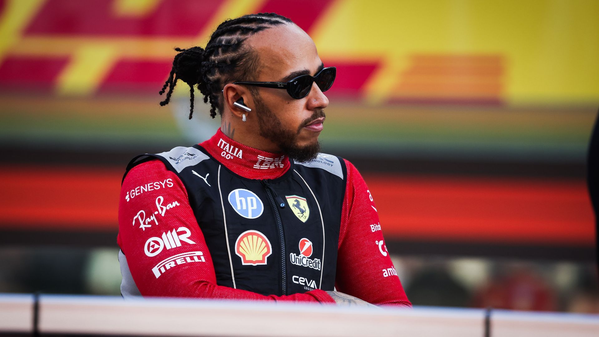 Lewis Hamilton con Ferrari en Abu Dhabi Lewis Hamilton con Ferrari en Abu Dhabi