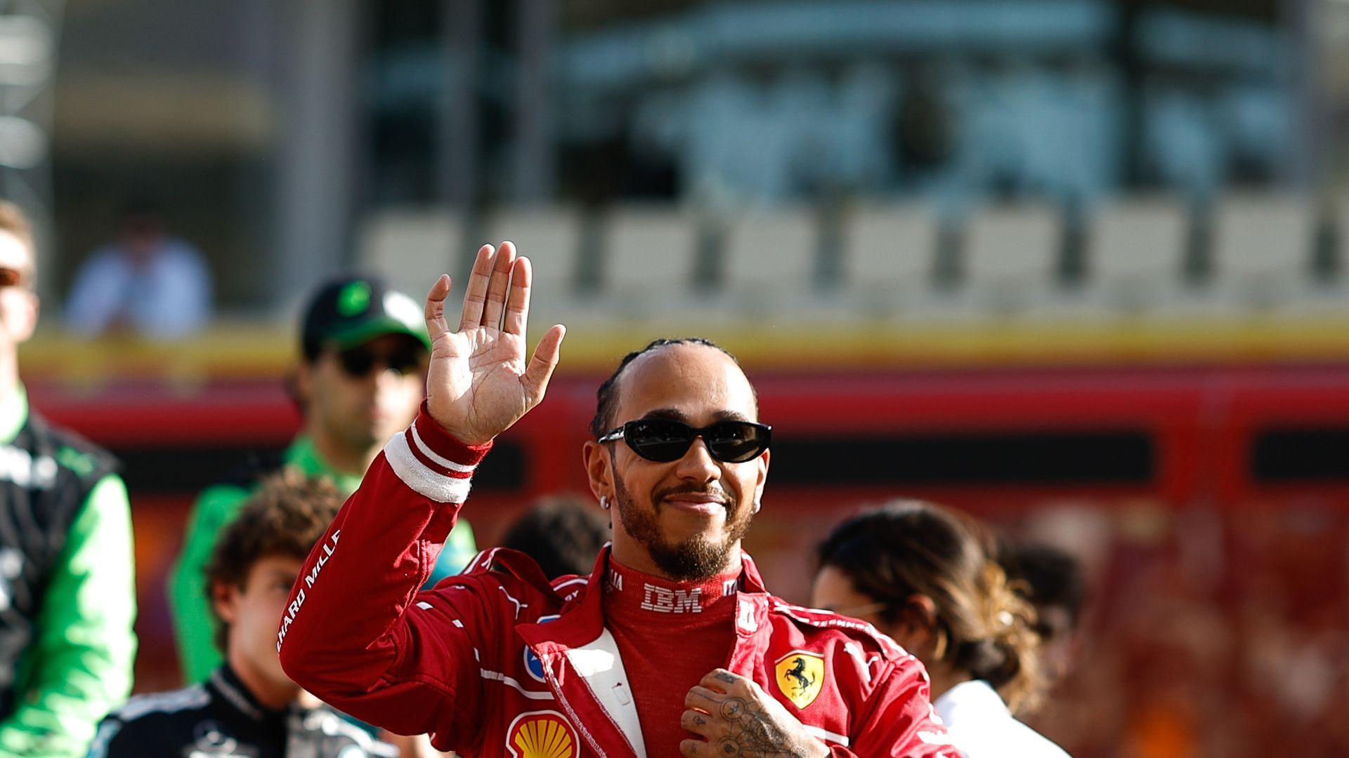 Lewis Hamilton en el paddock de la Fórmula 1