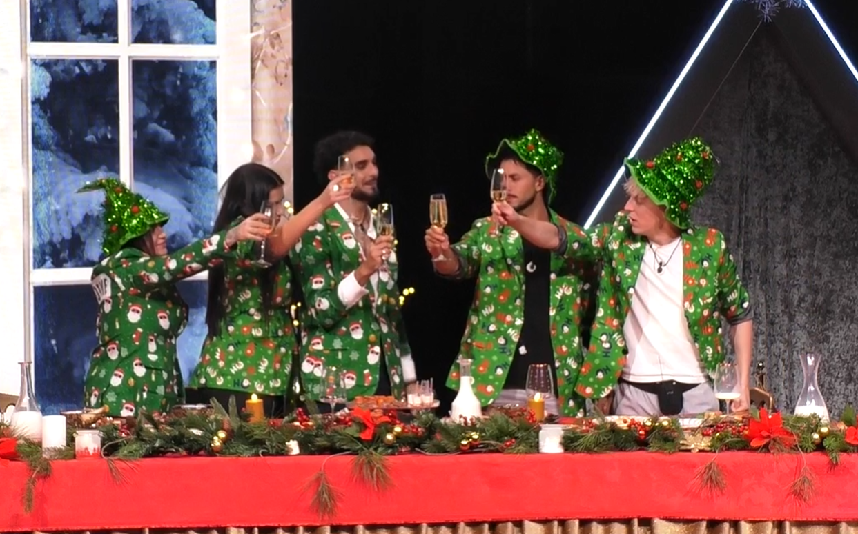 Los finalistas hacen un brindis Los finalistas hacen un brindis