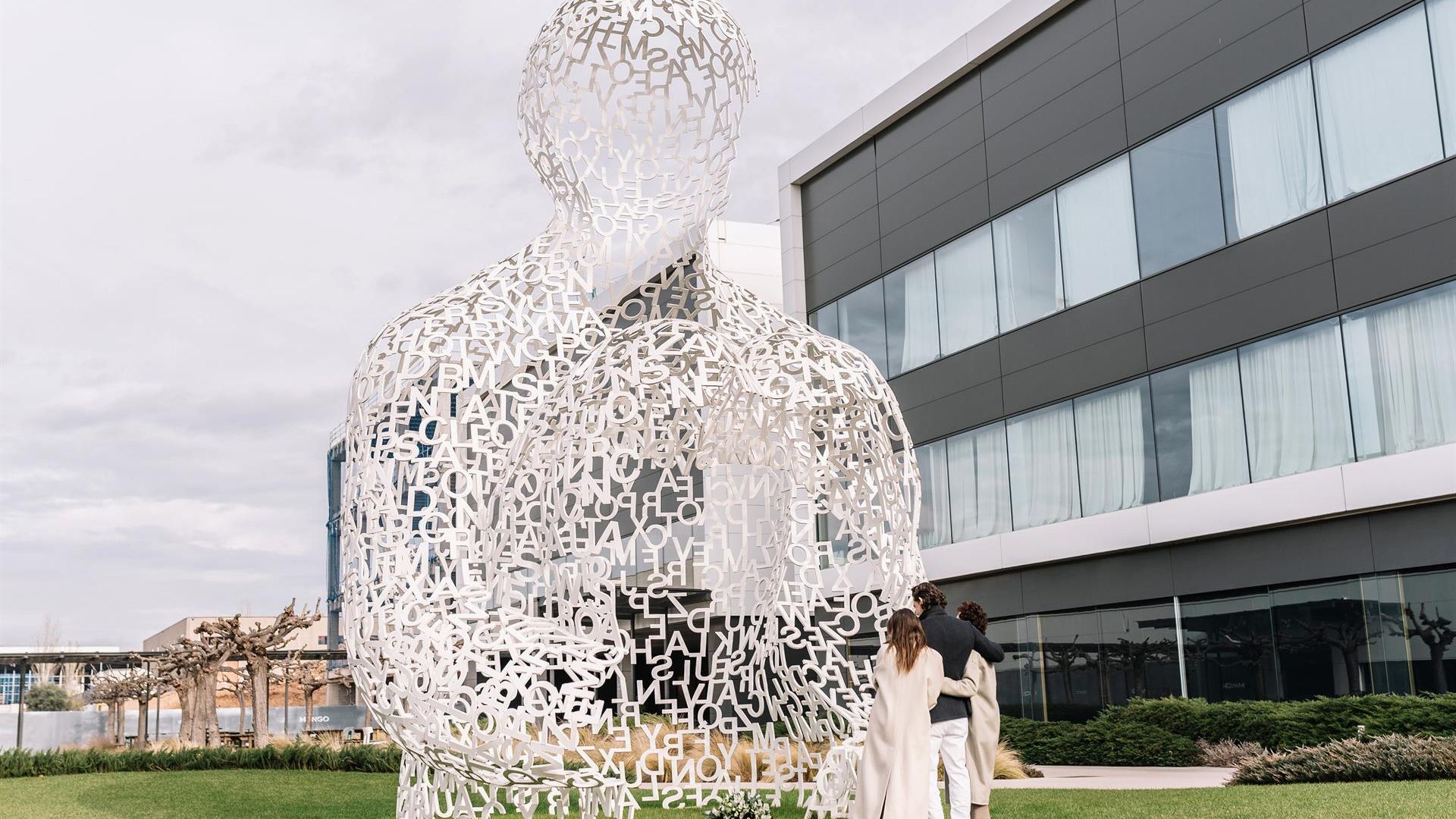 Los hijos de Isak Andic, fundador de Mango, le rinden homenaje y evocan su visión empresarial un año después de su fallecimiento