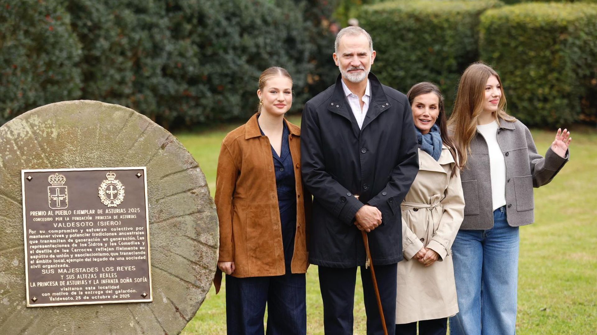 Los reyes y sus hijas, durante su visita a Valdesoto
