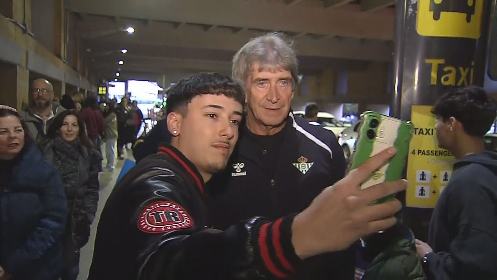 Manuel Pellegrini, con aficionados en la llegada a Sevilla