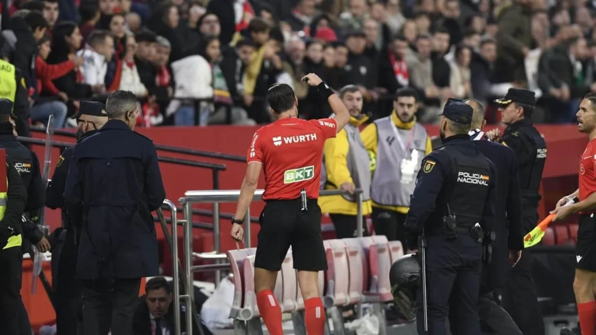 Martinez Munuera ordena parar el derbi Sevilla-Betis