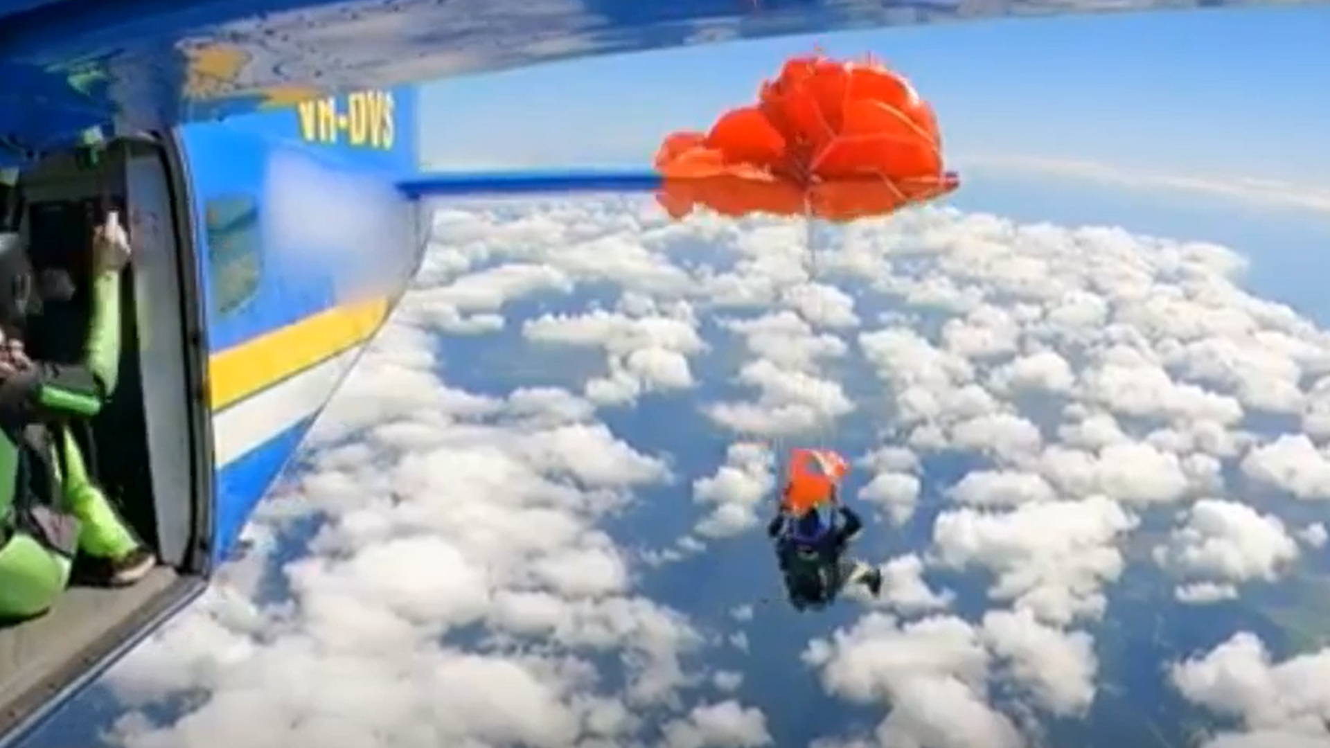 Paracaidista atrapado en un avión en Australia