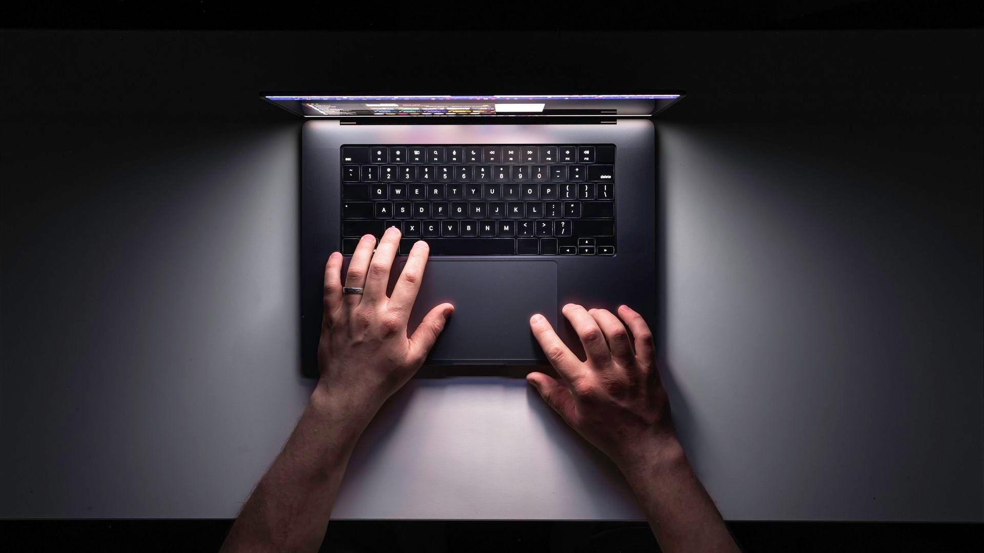 Persona escribiendo en un ordenador