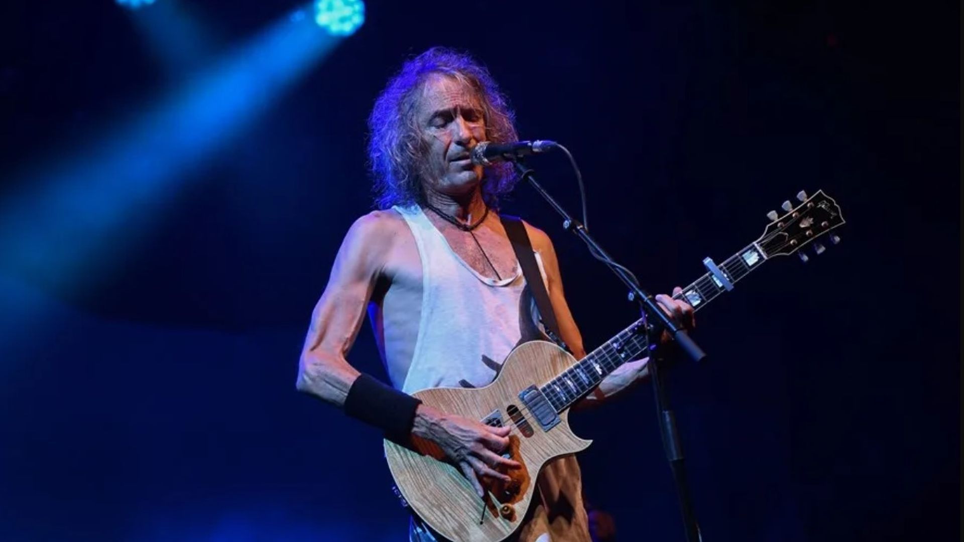 Robe Iniesta, durante un concierto Robe Iniesta, durante un concierto