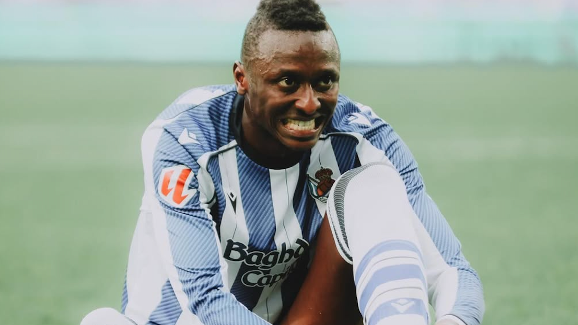 Umar Sadiq con la Real Sociedad en la 2025-26 Umar Sadiq con la Real Sociedad en la 2025-26