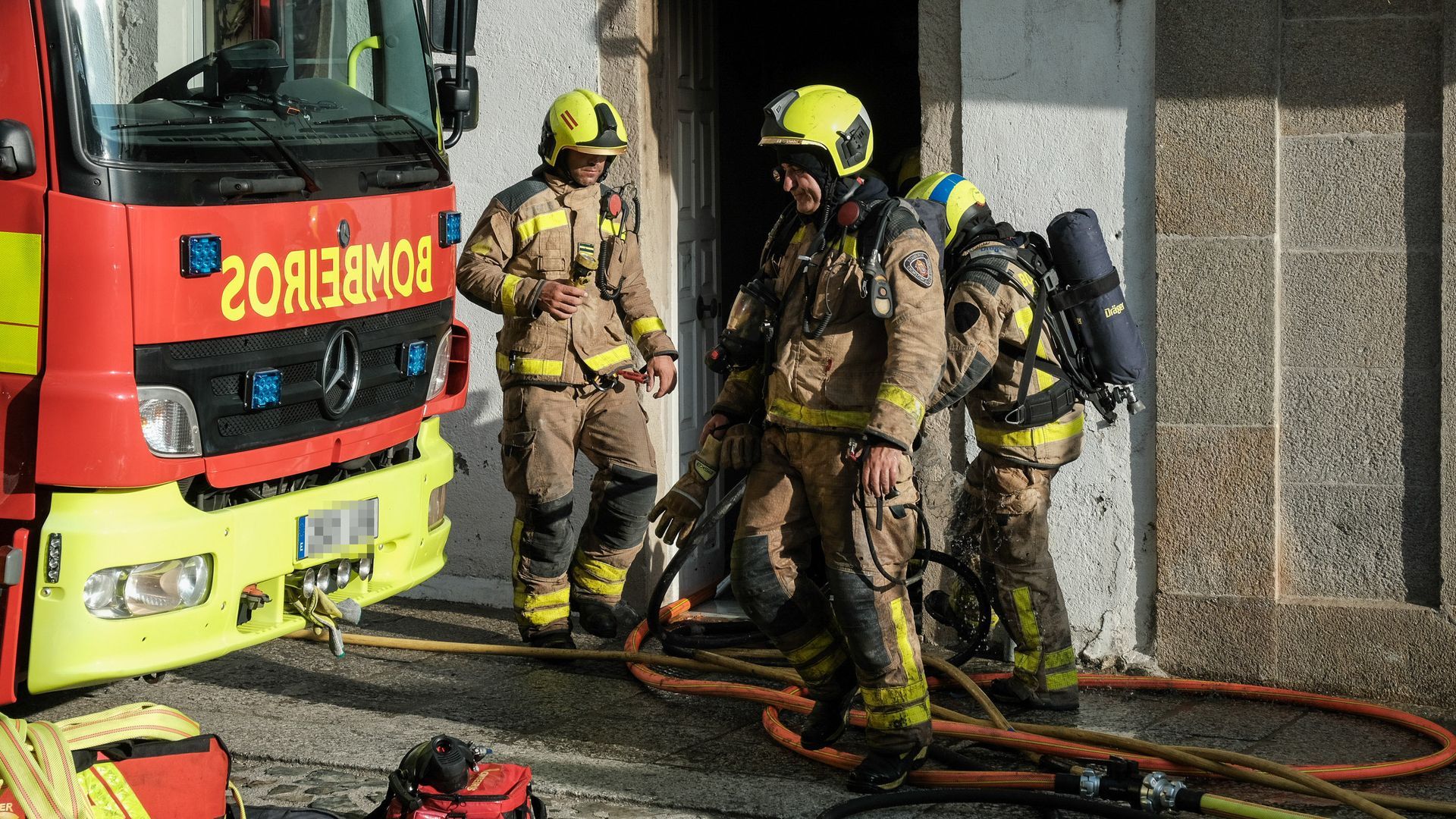 Un efectivo de bomberos durante las labores de extinción de un incendio en una vivienda de la rúa do Medio de Santiago de Compostela