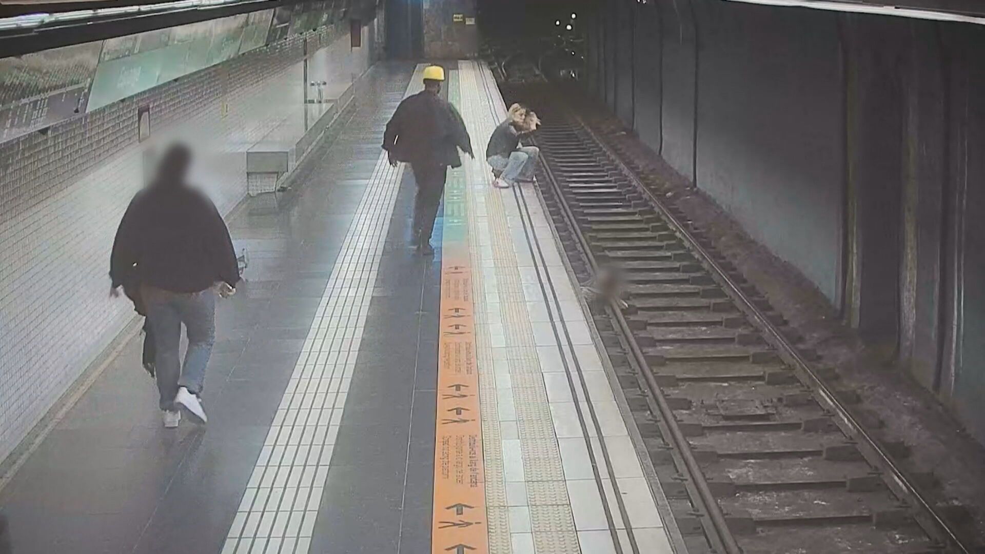 Un hombre cae a las vías en el metro de Barcelona